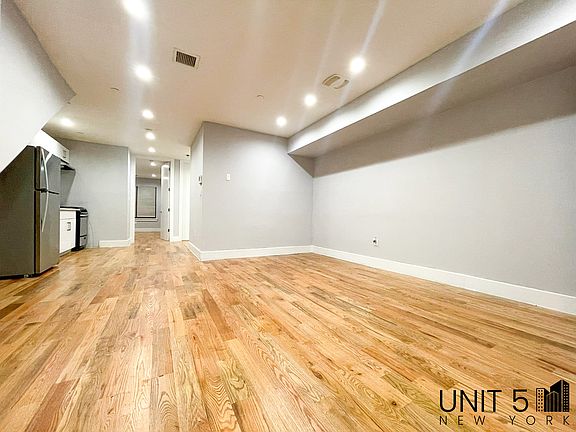 5th image of 586 Bainbridge St #1D