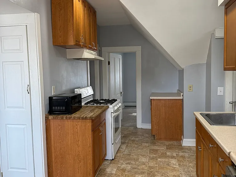 12 Hillcrest Ave W #3 — Photo 6