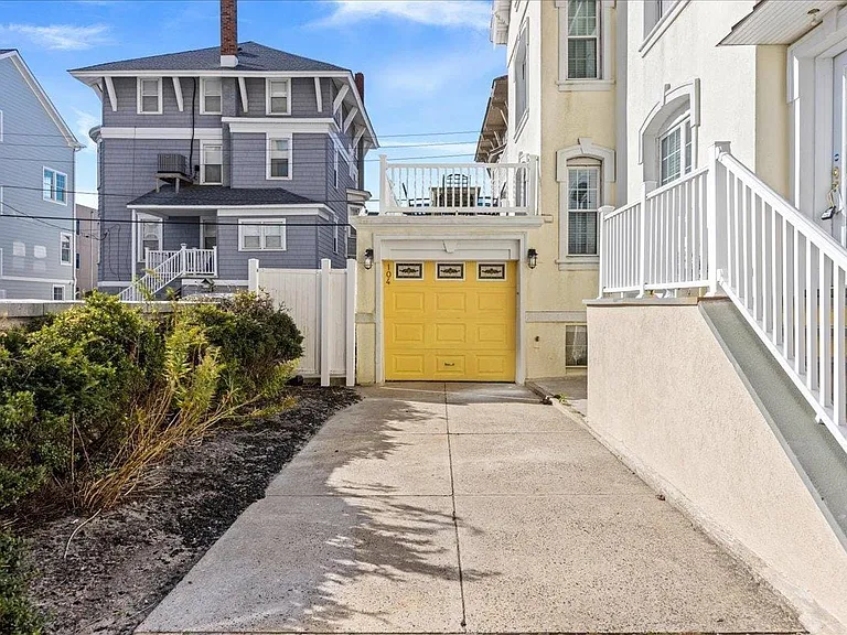 104 S Oakland Ave — Photo 3