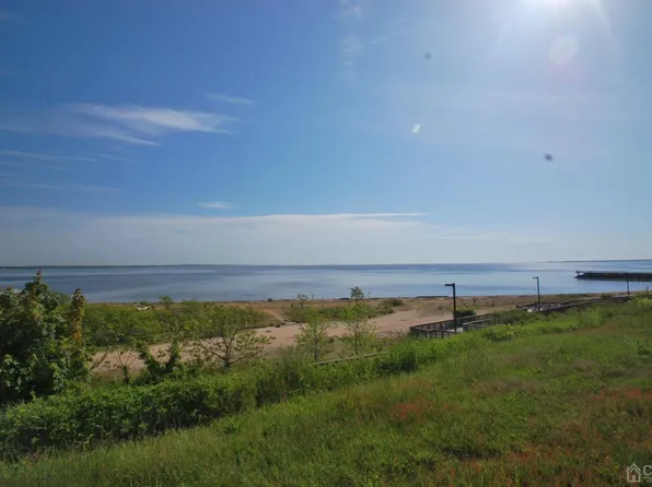 113 Shoreland Cir, Laurence Harbor, NJ 08879