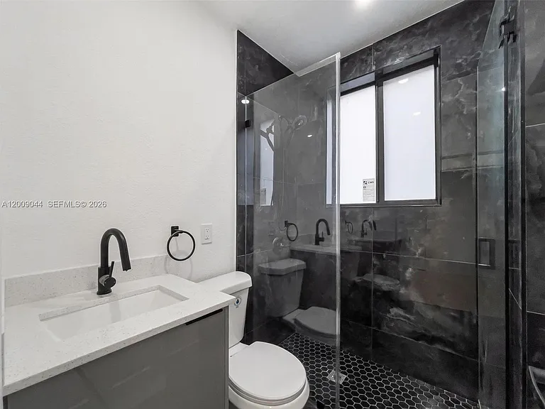 629 SW 10th Ave #6 — Photo 14
