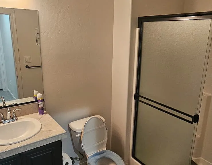 Full Bathroom 1 - for guests only