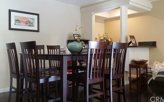 Dinning Area with Wet Bar