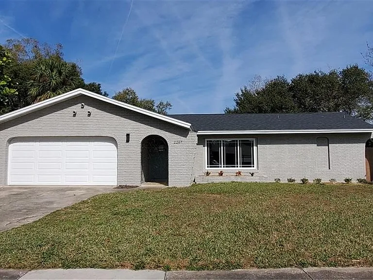 2267 Coventry Dr — Photo 2