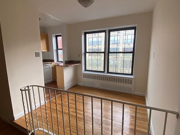 3rd image of 125 Christopher St APT 5F