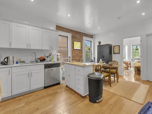 697 Jefferson Avenue image 17 of 22