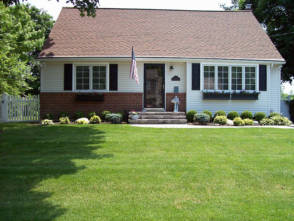 1st image of 4 Brooks Dr