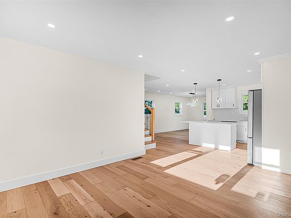 3rd image of 737 Flowerdale Drive