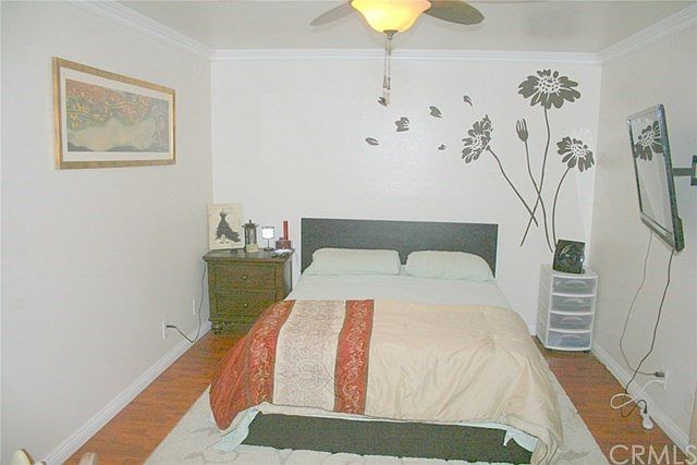 BEDROOM W/ QUEEN SIZE BED