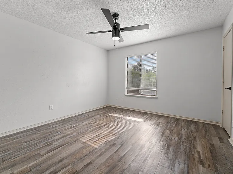 Little Creek Apartments — Photo 20