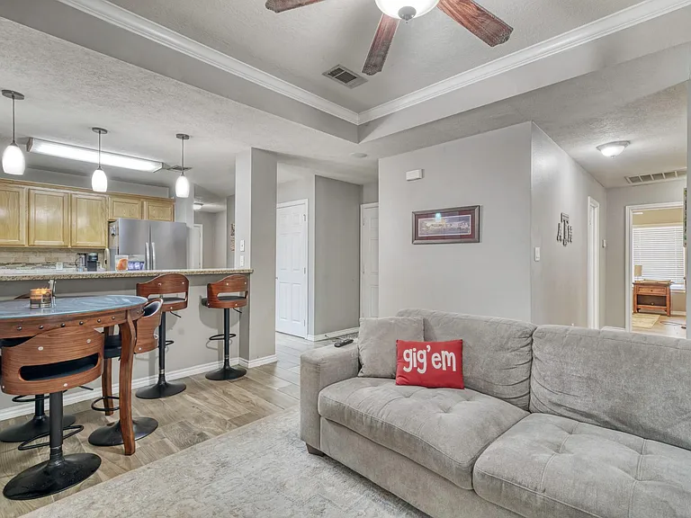 1008 Gardenia St — Photo 8