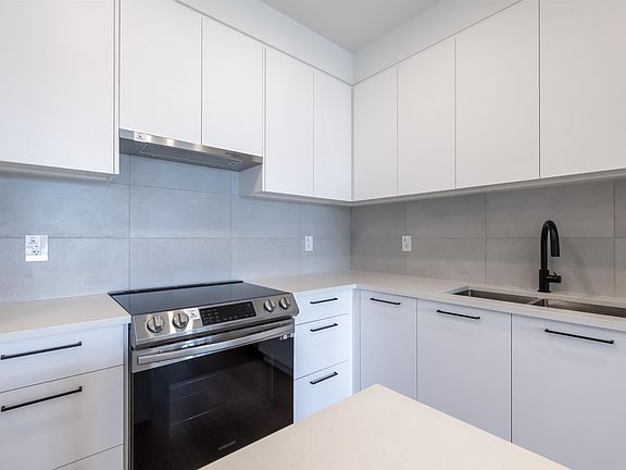 5th image of 514-8117 200a St #514
