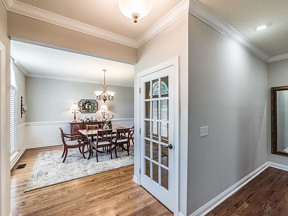3rd image of 136 Southwood Dr