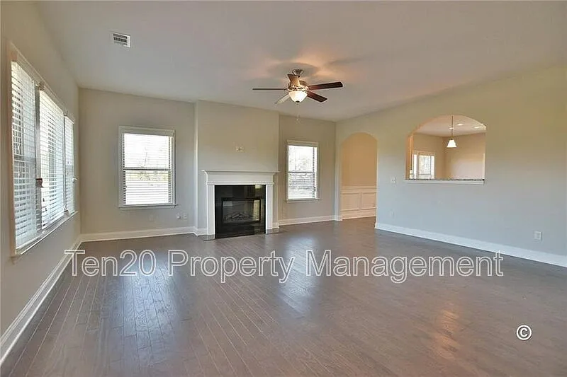 3 bed, 2.0 bath, 1800 sqft, $2,000 — Photo 2