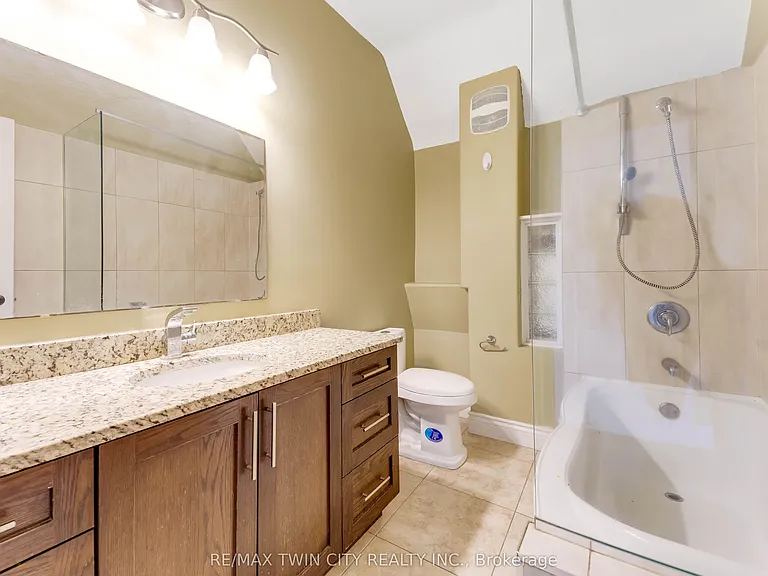 561 Queen St S #UPPER — Photo 12