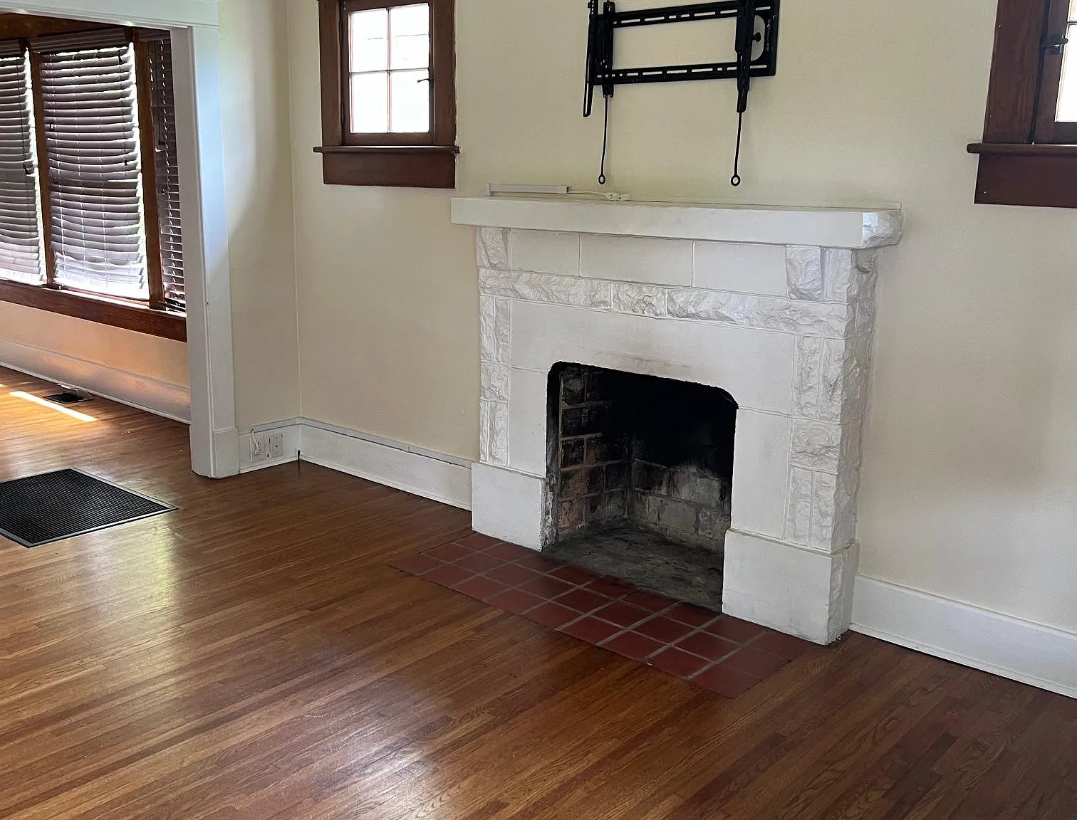 3 bed, 1236 sqft, $1,980 — Photo 2