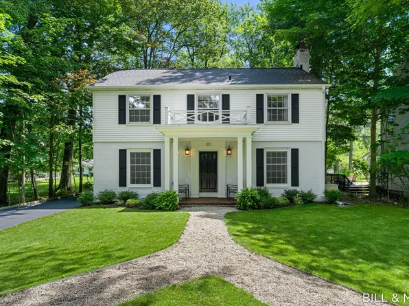 321 Lakeshore Dr, Douglas, MI 49406