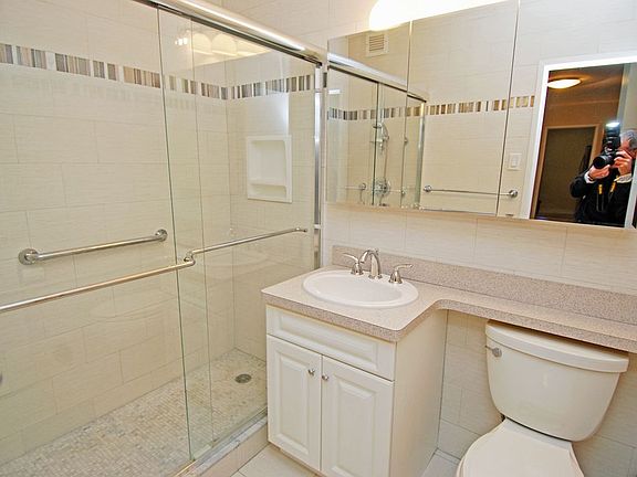 3rd image of 27110 Grand Central Pkwy APT 1T
