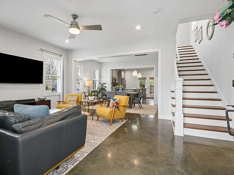 1125 Chester Ave #11 — Photo 2