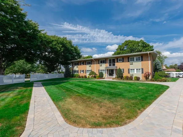 55 Mildred Place #2H, North Babylon, NY 11703