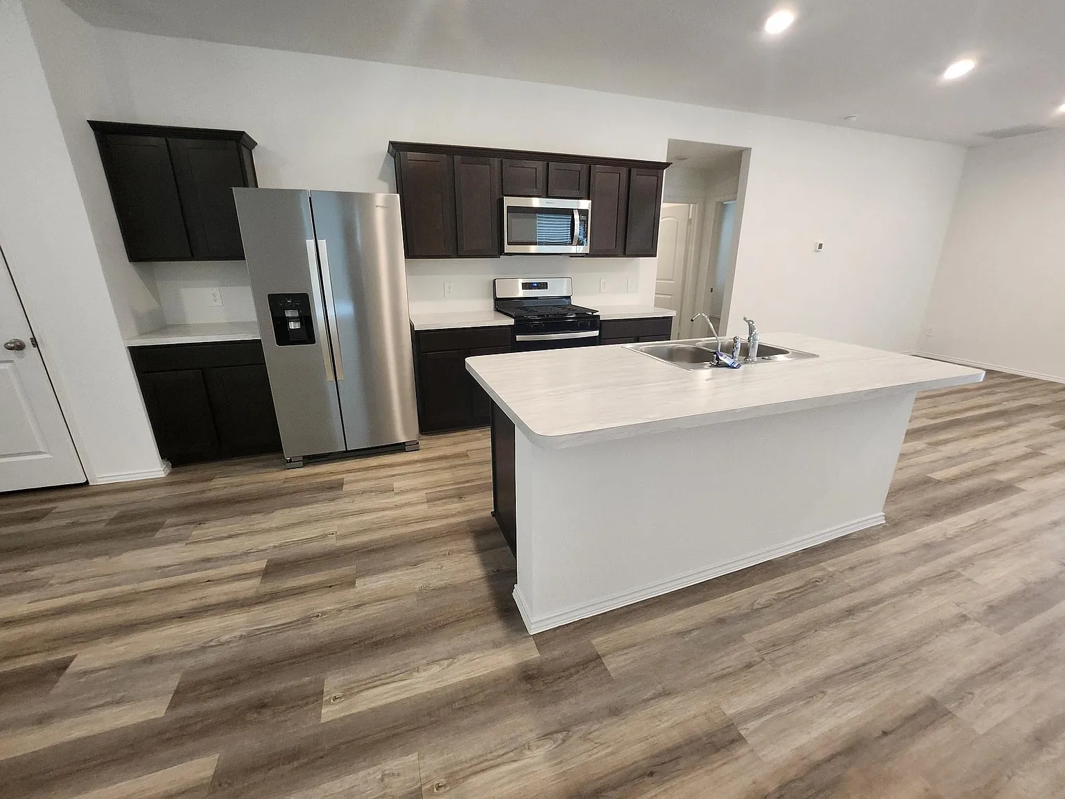 3 bed, 2.0 bath, 1471 sqft, $2,300 — Photo 3