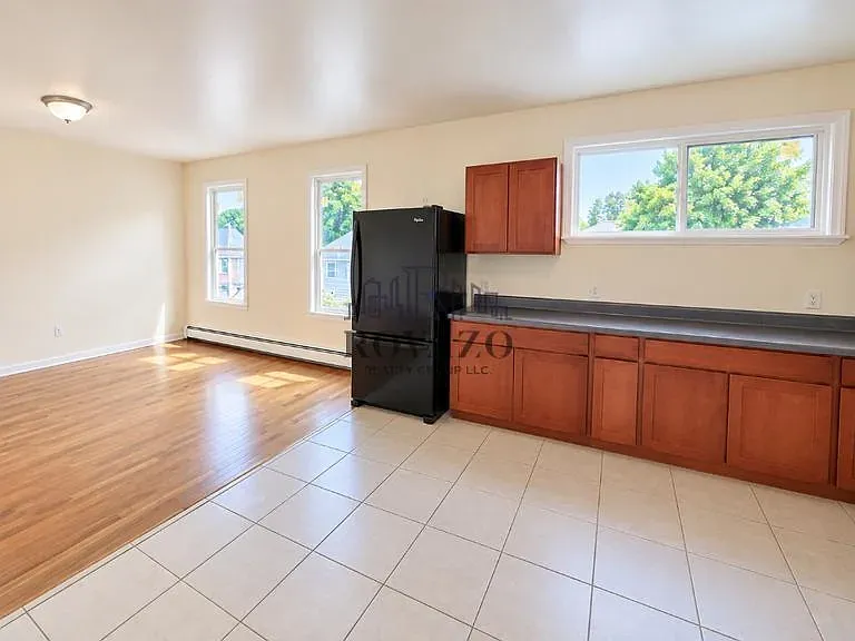 3 bed, 800 sqft, $2,250 — Photo 2