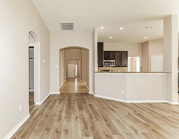 4 bed, 2.5 bath, 2776 sqft, $2,365 — Photo 4