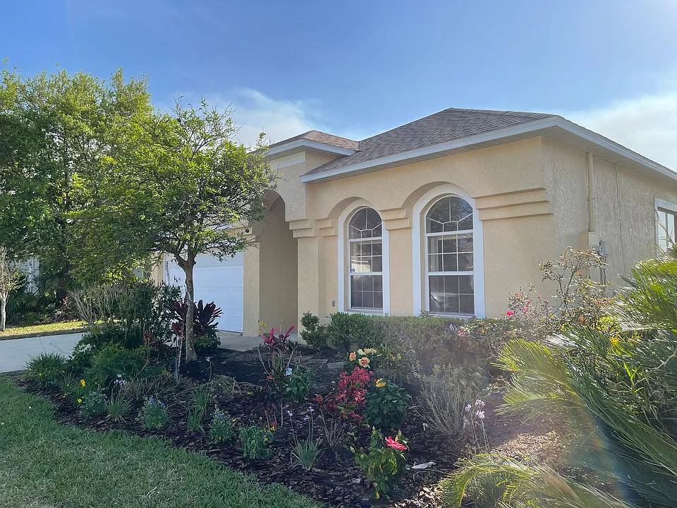 102 Carnival Dr
