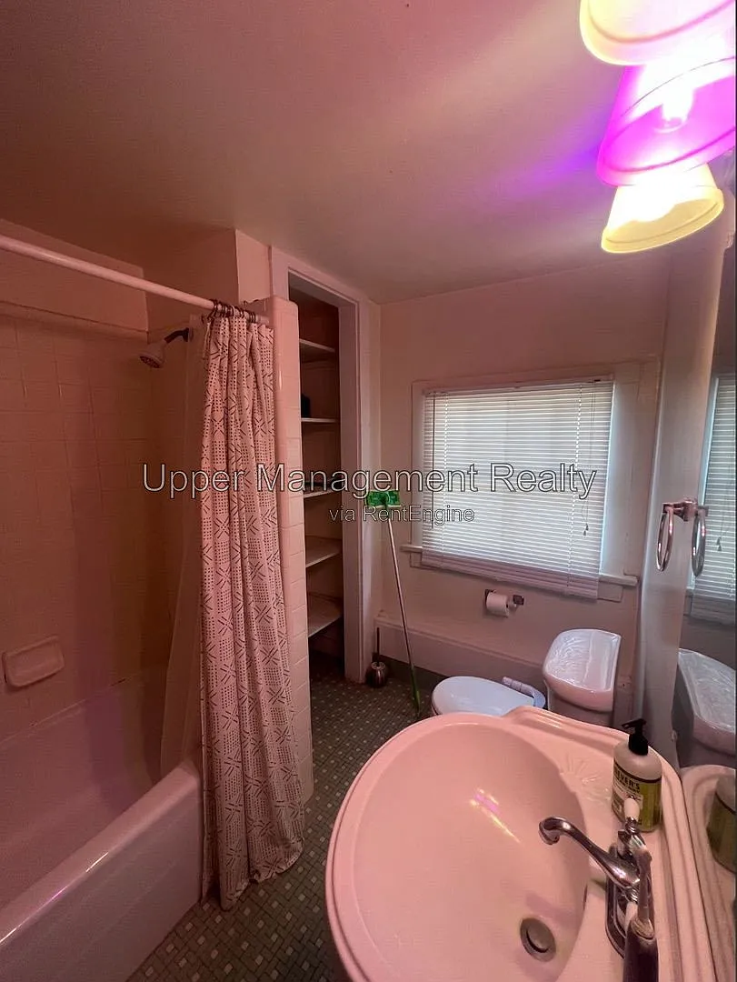 3 bed, 3.0 bath, $2,400 — Photo 2