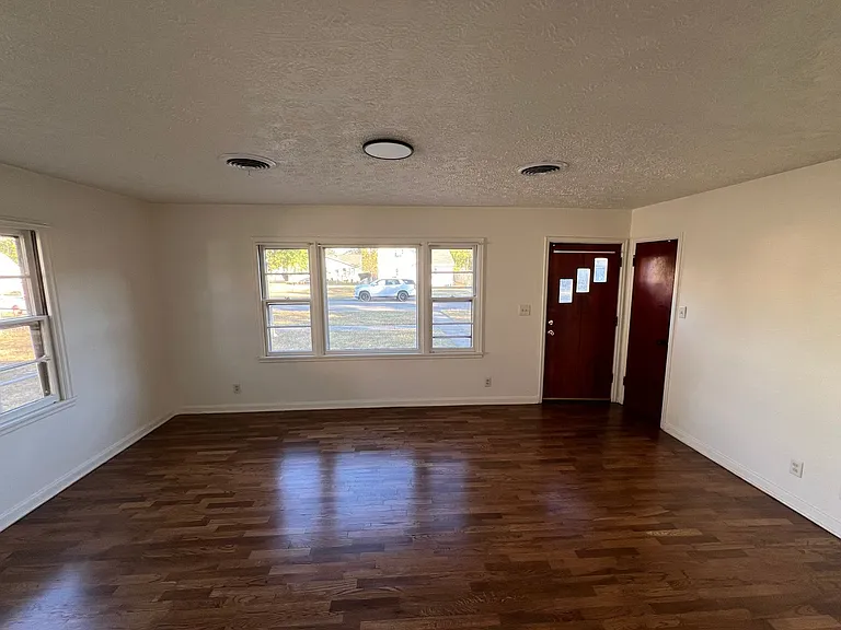 635 W 9th St — Photo 3
