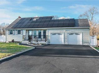 16 Burchell St, Blue Point, NY 11715