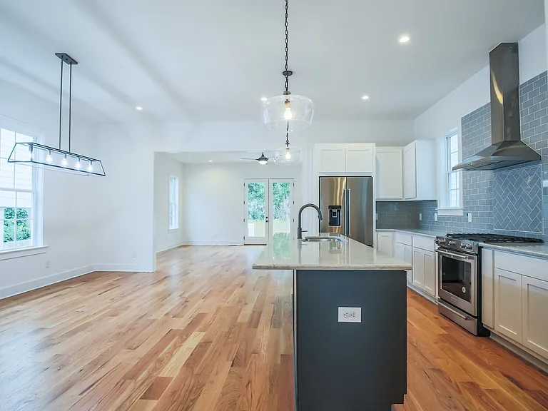 845 Dewees Ave — Photo 3