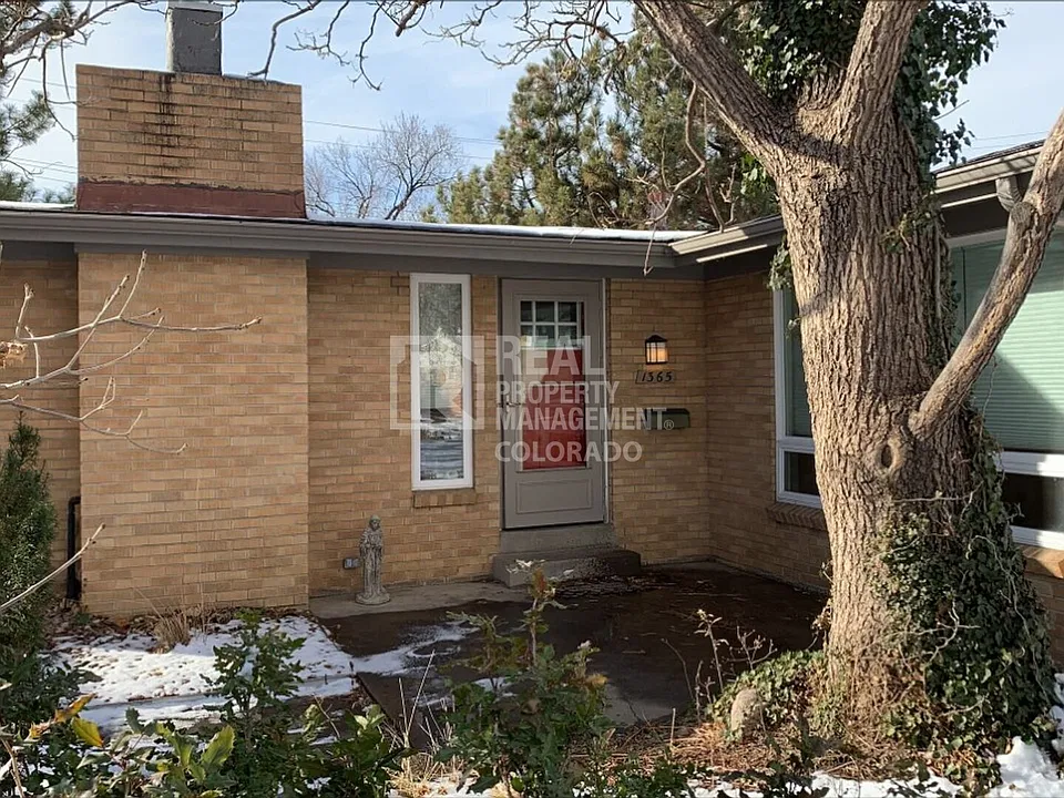 1365 Quentin St