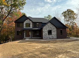 7118 Oak Ridge Ct, Clarkston, MI 48348