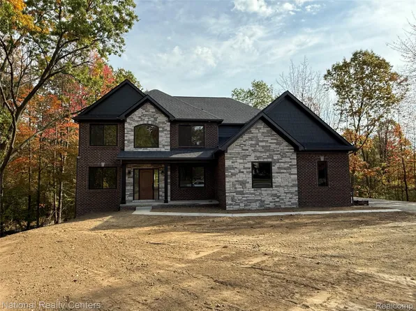 7118 Oak Ridge Ct, Clarkston, MI 48348