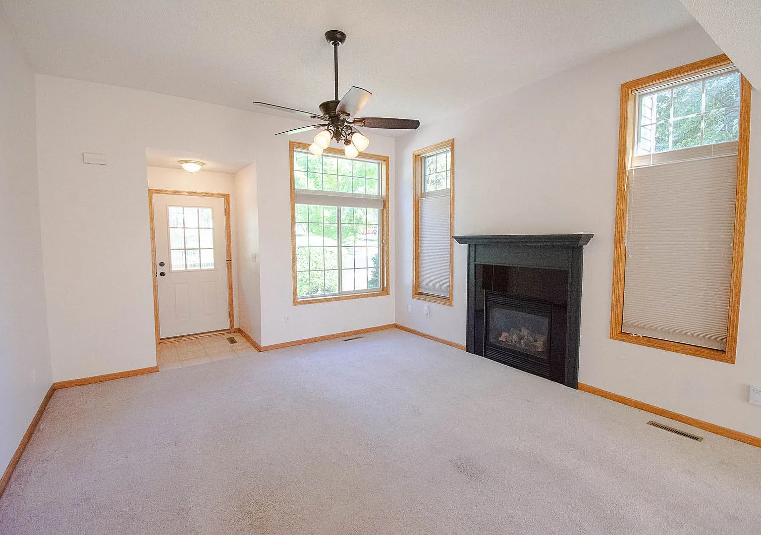 Bright 2 Bed Townhome by Essex Park — Photo 3