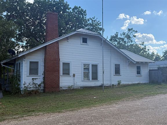 4th image of 302 S Hogg St