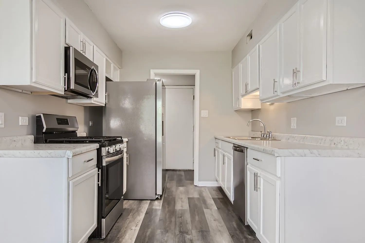 2 bed, 1.5 bath, 1100 sqft, $2,300 — Photo 4
