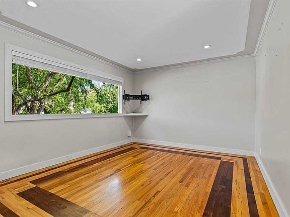 5th image of 127 E Fredson Dr SE