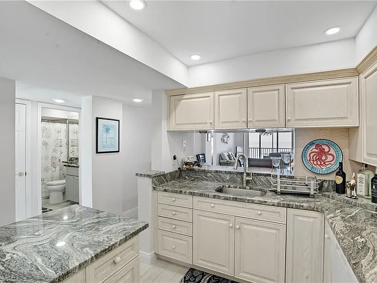 25900 Hickory Blvd #305 — Photo 9