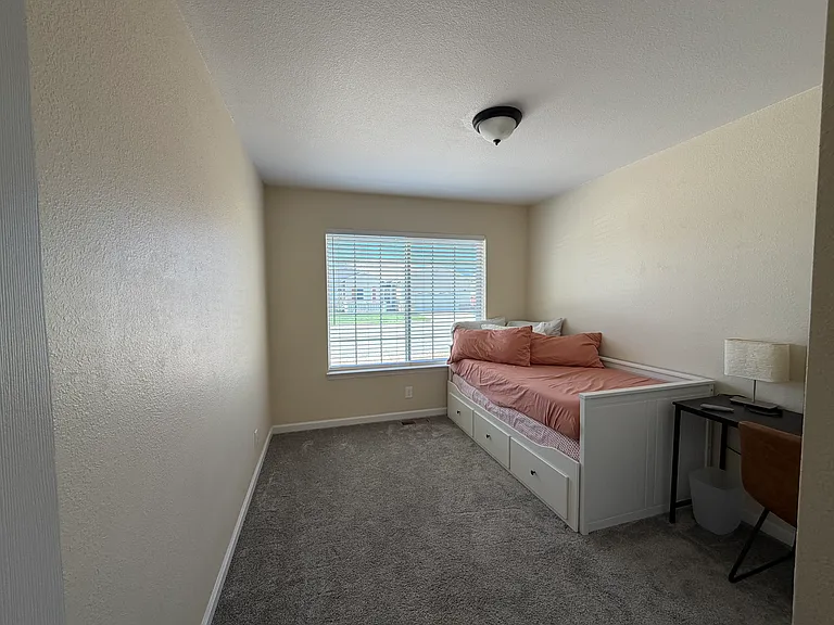 974 Hilltop Dr — Photo 5