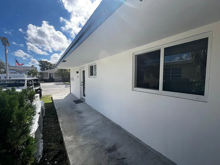 222 SW 8th St #C — Photo 7