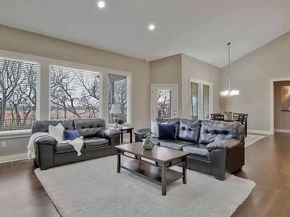 3rd image of 1305 N Shadow Rock Dr