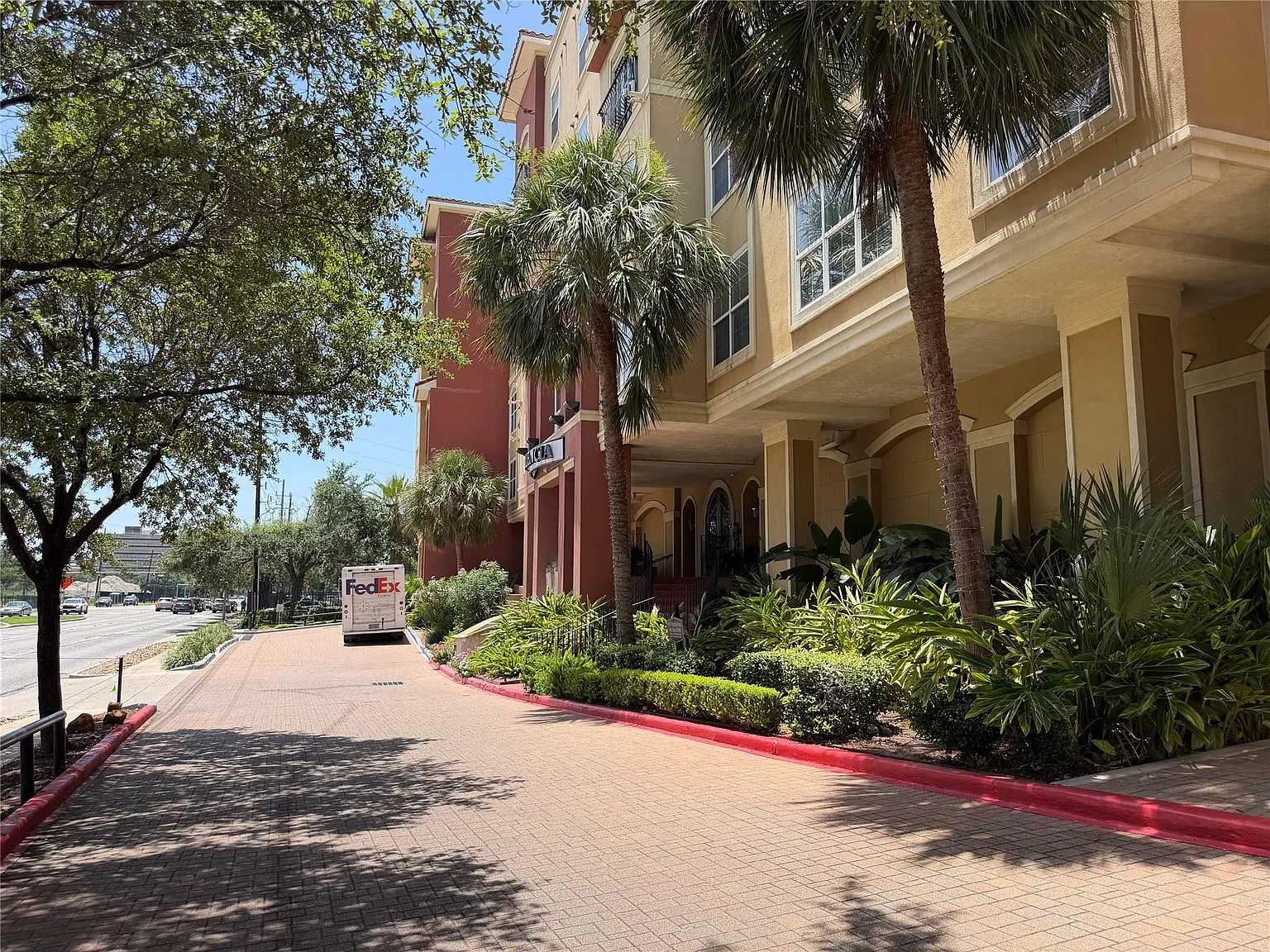 2 bed, 2.0 bath, 1233 sqft, $2,000 — Photo 2