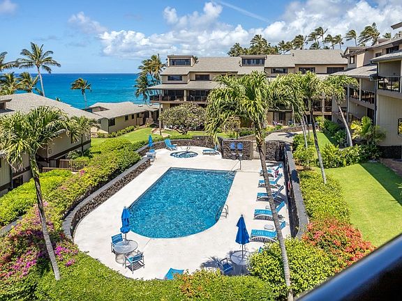 Large pool & hot tub between buildings