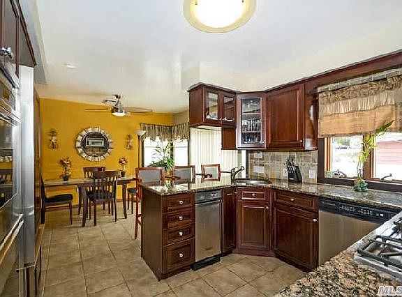 5th image of 22 Boxwood Ct