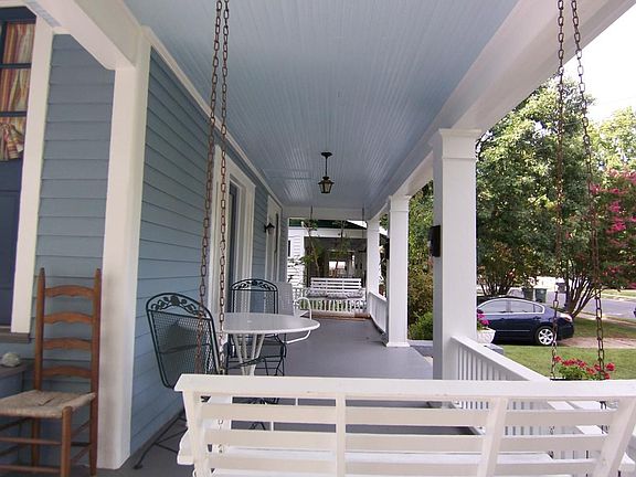 Sitting porch w/swings