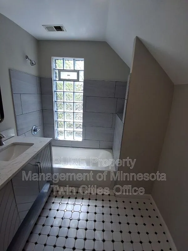 Building Photo - 140 Belvidere St W #1