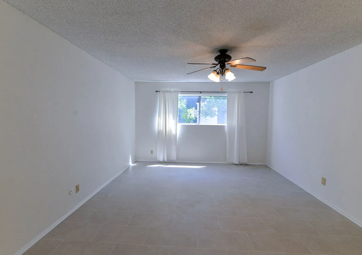 207 W Mariposa — Photo 2