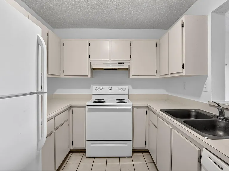 300 Palm Cir W #305 — Photo 9